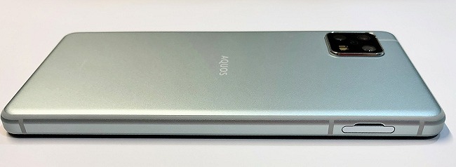 au AQUOS sense5G SHG03 SIMスロット