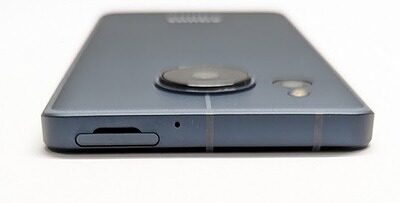 au AQUOS sense8 SHG11 SIMスロット