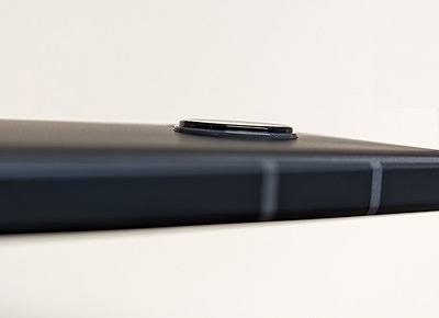 au AQUOS sense8 SHG11 カメラ でっぱり